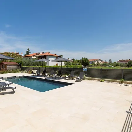 Matic I With Balcony And Shared Pool Lägenhet Funtana