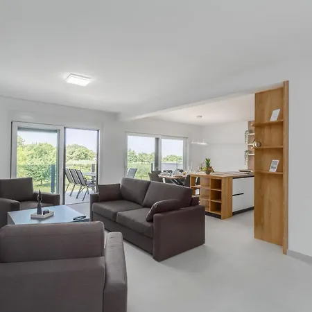 Matic I With Balcony And Shared Pool Lägenhet Funtana