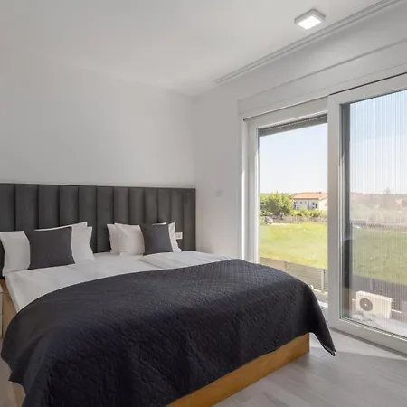 Matic I With Balcony And Shared Pool Funtana